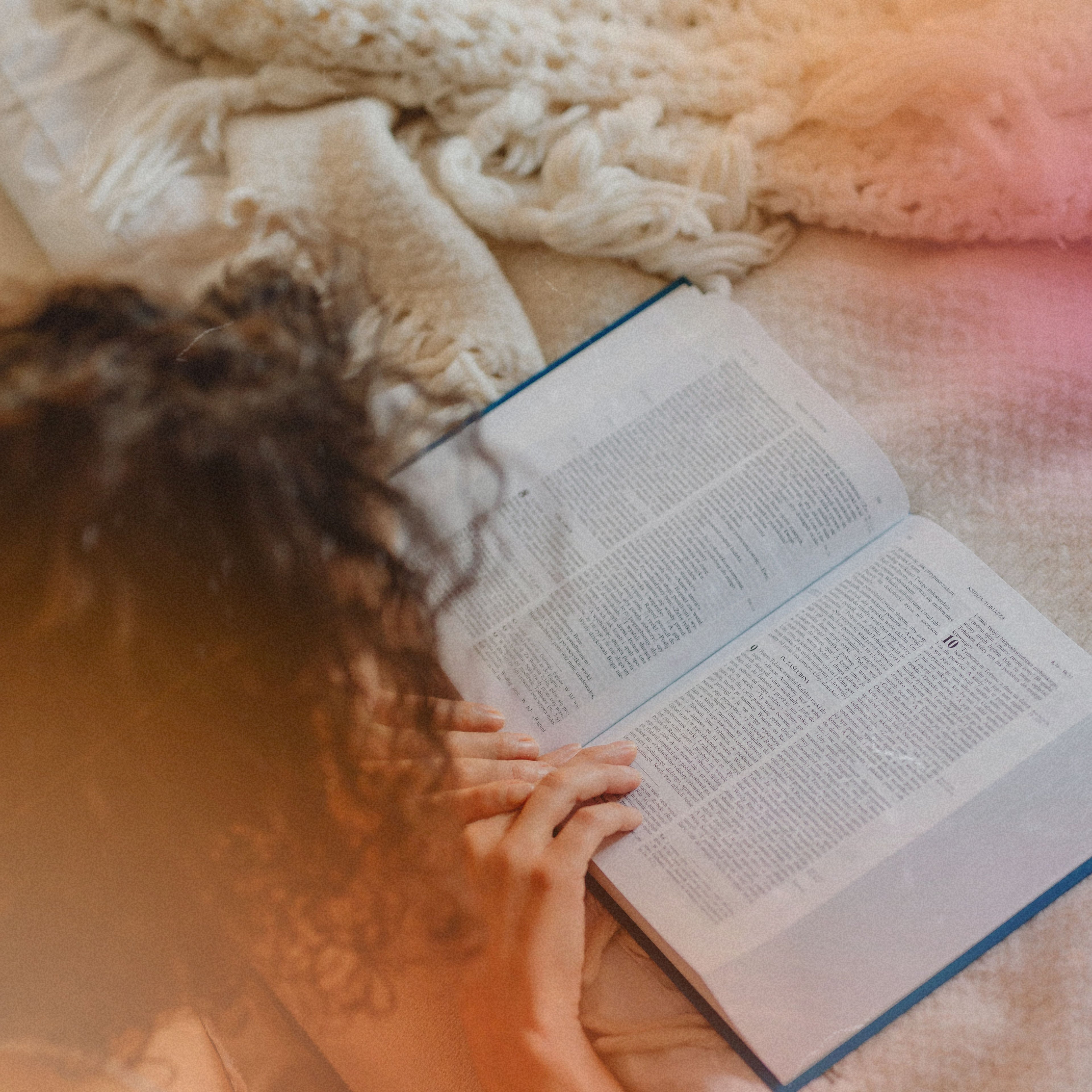 15 Powerful Benefits of Daily Bible Study (And How to Stay Consistent)